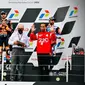 Presiden Jokowi memberikan piala kepada pemenang MotoGP Indonesia 2022 yaitu Miguel Oliveira, kemudian Fabio Quartararo menempati urutan kedua dan Johann Zarco yang menempati urutan ketiga, Minggu 20 Maret 2022. (Foto: Laily Rachev - Biro Pers Sekretariat Presiden)