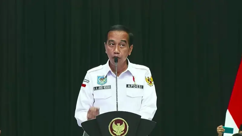 Presiden Jokowi saat menyampaikan pidato di forum Asosiasi Pemerintah Desa Seluruh Indonesia (Apdesi) di Istora Senayan, Jakarta. (Istimewa)