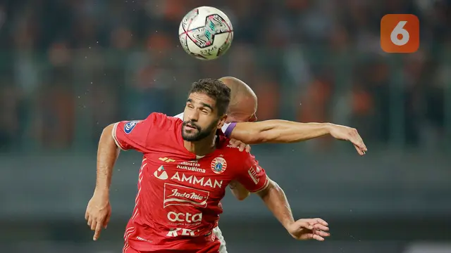 Foto: Melihat Sengitnya Duel Udara Pemain Persija Kontra Persita di BRI Liga 1