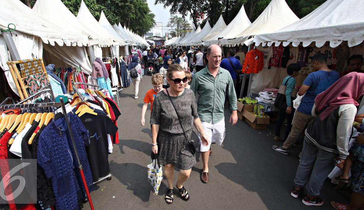 Warga mancanegara ikut serta dalam Festival Palang Pintu 2016 di Kemang, Jakarta, Sabtu (28/5). Festival tersebut dimeriahkan tari-tarian, musik, kebudayaan Betawi Samrah, hingga Sohibul Hikayat. (Liputan6.com/Immanuel Antonius)