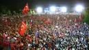 Ribuan orang berkumpul mengikuti upacara memperingati satu tahun gagalnya kudeta di Ankara, Turki (15/7). Ribuan massa turun ke jalan sambil membawa bendera Turki untuk mendengarkan pidato Presiden Erdogan. (Presidency Press Service via AP, Pool)