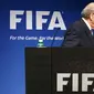 Sepp Blatter meninggalkan panggung jumpa pers. (Reuters/Ruben Sprich)