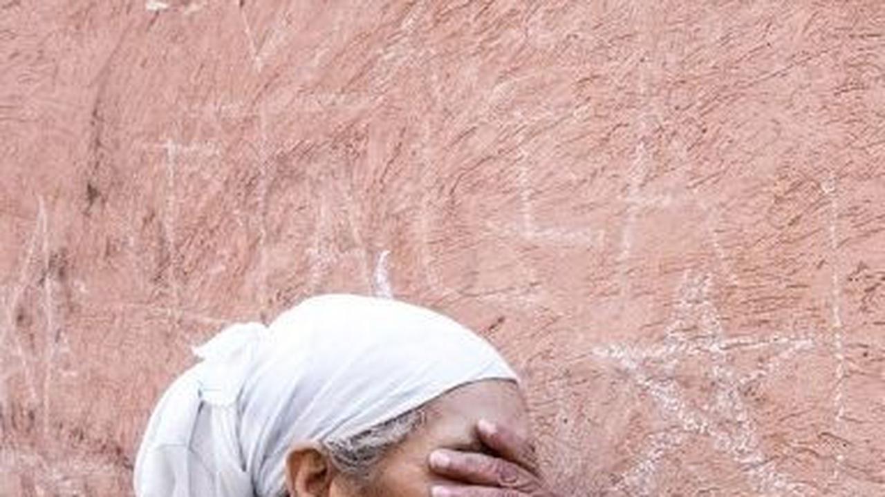 Dan tak jauh dari situ keluarga korban menangisi orang-orang kesayangan mereka yang sudah tiada.