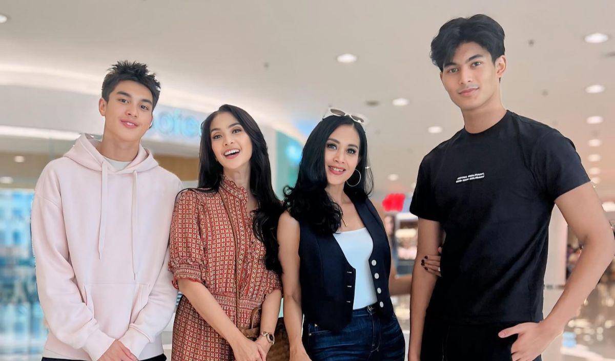 Maudy Koesnaedi pun menyebut jika dirinya dan Diah sampai mengenakan sepatu heels agar terlihat tinggi saat berfoto bersama anak-anak mereka.<br>
