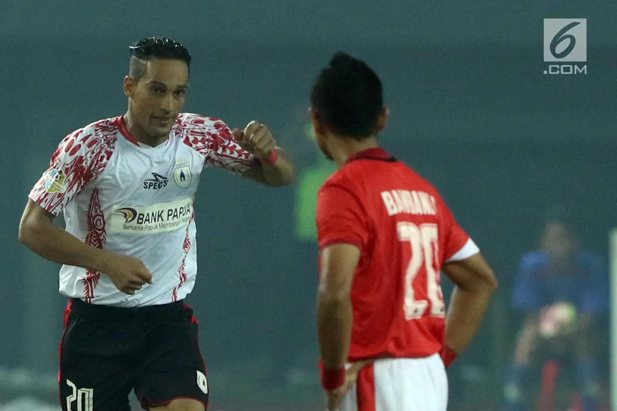 Persija melawan Persipura