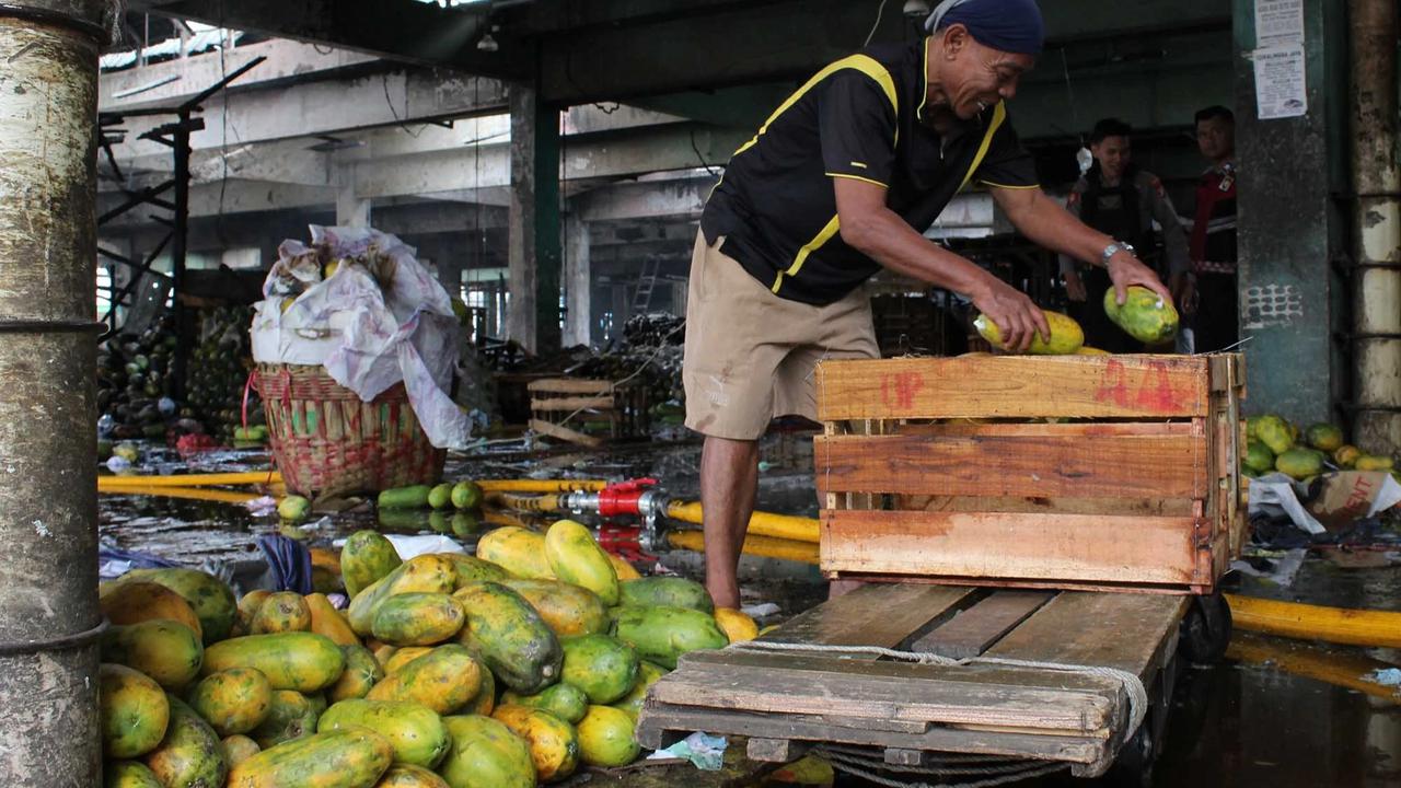 Kebakaran Hanguskan Ratusan Lapak di Pasar Induk Kramat Jati