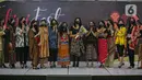 Penampilan para Perempuan Pelestari Budaya saat meragakan busana khas NTT dalam Kartini Fest memperingati Hari Kartini, Jakarta, Sabtu (17/4/2021). Acara yang menampilkan talkshow dan Fashion show tersebut merupakan untuk charity Korban bencana alam di NTT. (Liputan6.com/Faizal Fanani)
