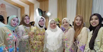 Mamah Dedeh bertemu dengan seluruh anggota keluarga Gen Halilintar. Pakaian yang dikenakan mamah Dedeh pun serasi dengan adik perempuan Atta yang kompak mengenakan kebaya dengan warna kuning. [@genifaruk]