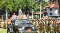 Upacara Pembukaan Pendidikan Dasar Mental dan Disiplin Praja (Diksarmendispra) di Lapangan Parade Abdi Praja, Kampus IPDN Jatinangor.