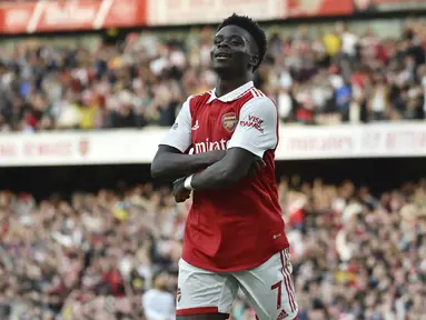 Gelandang Arsenal, Bukayo Saka berselebrasi usai mencetak gol ke gawang Liverpool pada pertandingan lanjutan Liga Inggris di Stadion Emirates di London, Minggu (9/10/2022). Saka mencetak dua gol dan mengantar Arsenal menang tipis atas Liverpool dengan skor 3-2. (AP Photo/Rui Vieira)