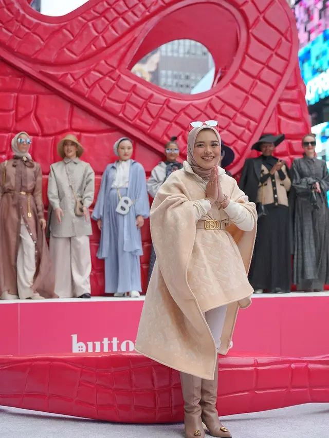 Bangga! Instalasi Tas Raksasa Buttonscarves Mejeng di Times Square New York