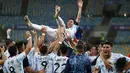 Rekan setimnya mengangkat Lionel Messi dari Argentina setelah mengalahkan Brasil 1-0 selama pertandingan final Copa America di stadion Maracana di Rio de Janeiro, Brasil, Minggu (11/7/2021). (AP Photo/Bruna Prado)