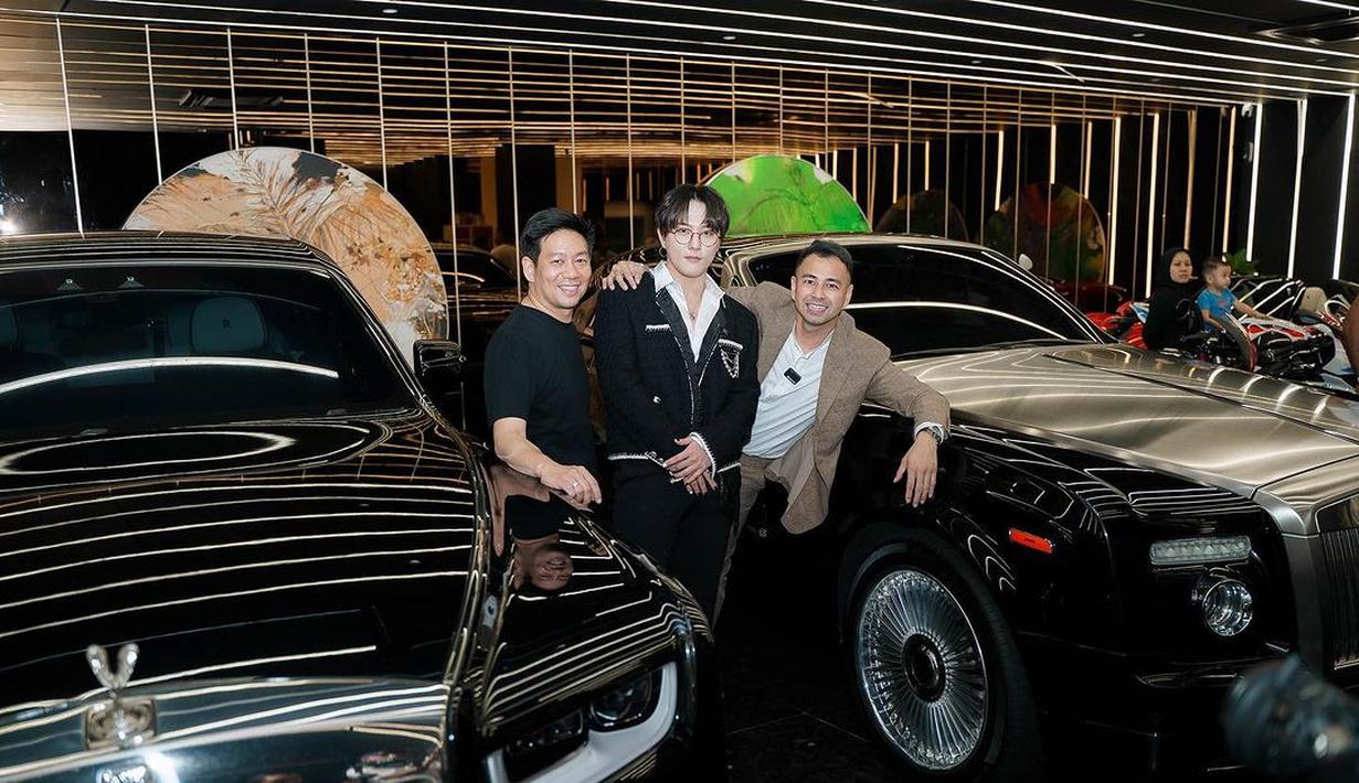 Mereka juga berpose dengan mobil Rolls-Royce kebanggaan Raffi Ahmad. (Foto: Instagram/ raffinagita1717)