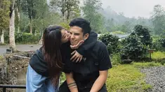 Keceriaan tergambar jelas lewat unggahan Insta Story Regina Phoenix ini. Pelantun lagu Rosarita ini makin betah menjalin asmara dengan seorang duda. (Liputan6.com/IG/@reginaaphx)