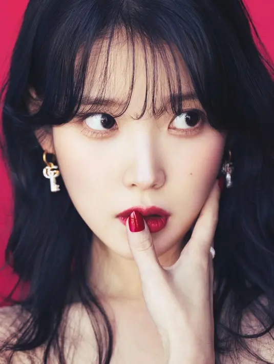 <p>Gaya rambut wolf cut dengan poni rata ini terlihat sangat manis dan pas untuk bentuk wajahnya. Dalam photoshoot ini terlihat rambutnya yang berwarna hitam berpadu sempurna dengan makeup bold di wajahnya. Foto: Instagram.</p>
