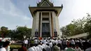 Sejumlah orang berdoa memperingati Hari Kemarahan di  Choeung Ek, Phnom Penh, Kamboja, (20/5). Hari Kemarahan Ini merupakan tahun kedua mereka memperingati kekejaman Khmer Merah, dan diberi nama Hari Kemarahan. (REUTERS/Samrang Pring)