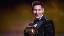 Lionel Messi tampil dengan kumis dan berewok tipis saat menerima penghargaan Ballon d'Or untuk yang ketujuh kalinya. Raihan Ballon d'Or yang ketujuhnya pada tahun 2021 ini sekaligus menjadi yang terakhir bersama Barcelona, karena pada awal musim 2021/2022 ia memutuskan hijrah ke PSG. (AFP/Franck Fife)