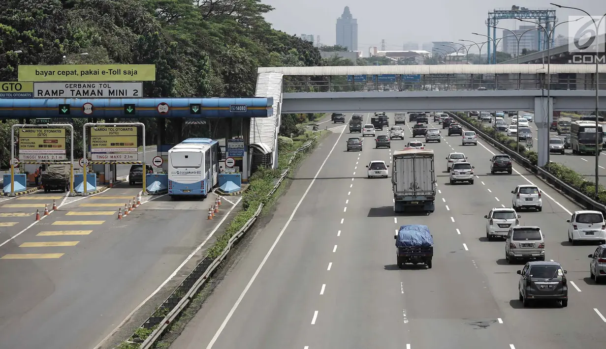 Suasana saat kendaraan roda empat melintas di Tol Jagorawi, Jakarta, Jumat (6/4). Aturan ganjil genap untuk ruas Tol Jagorawi akan berlaku di Pintu Tol Cibubur 2 arah Jakarta. (Liputan6.com/Faizal Fanani)