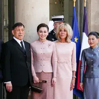 Di Élysée Palace akhir Juni 2026, Ratu Suthida dan Brigitte Macron kompak memilih pink pastel—dua interpretasi: royal feminin klasik dan modern minimalis.(Photo by Dimitar DILKOFF / AFP)