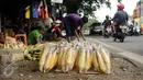 Sejumlah kemasan jagung dijajakan pedagang di Jalan Raya Bogor, Depok, Kamis (31/12/2015). Salah satu pedagang mengaku menjual seharga Rp 3.000,- per jagung (Liputan6.com/Helmi Fithriansyah)