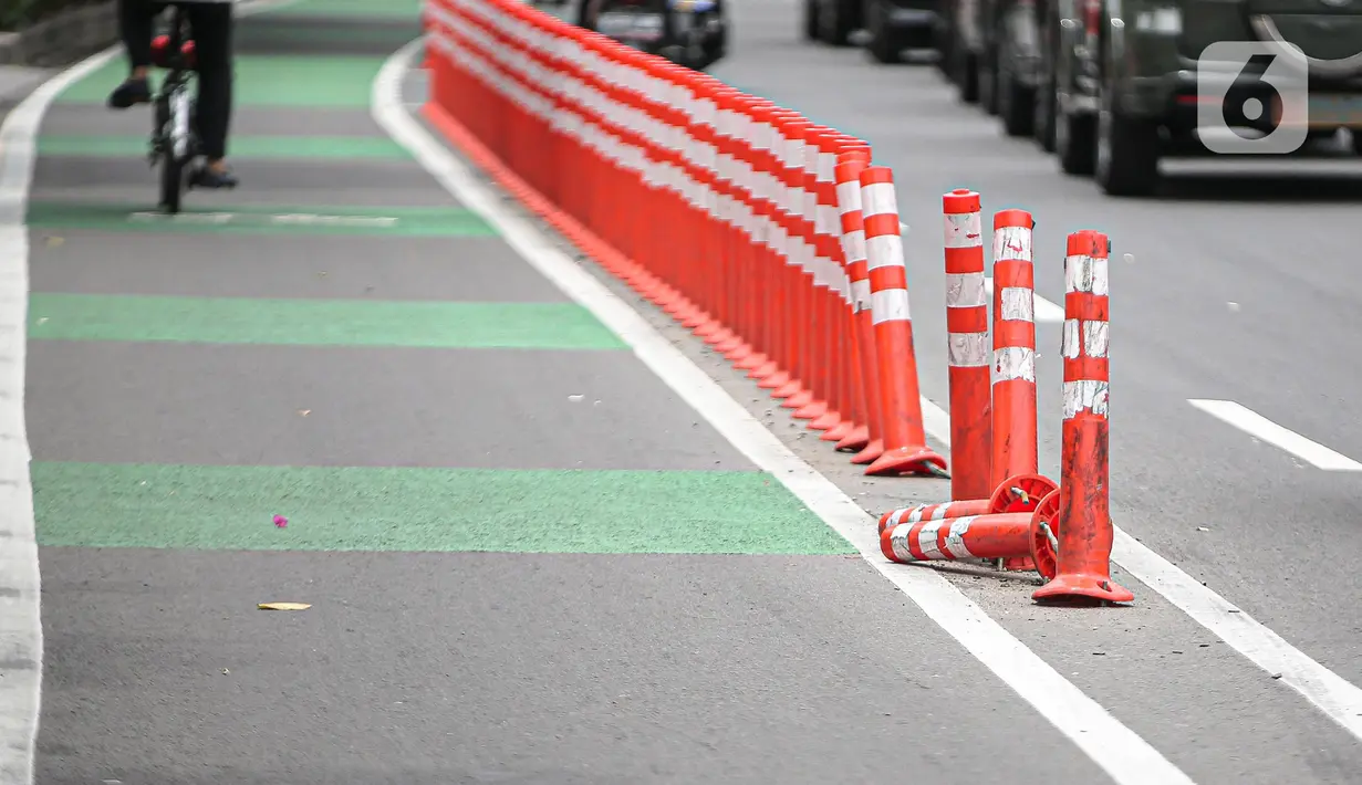 Sejumlah stick cone pembatas jalur sepeda rusak di kawasan Salemba Raya, Jakarta, Jumat (18/11/2022). Stick cone yang terpasang sejak September lalu tersebut terlihat sudah rusak dan tidak terpasang dengan benar, Pemerintah Provinsi DKI menghapus anggaran Rp 38 miliar untuk pembangunan sekitar 500 kilometer jalur sepeda dari rancangan anggaran pendapatan dan belanja daerah (RAPBD) DKI tahun 2023. (Liputan6.com/Faizal Fanani)