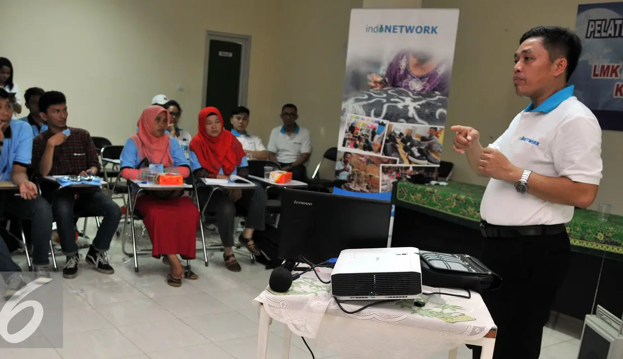 Dirut PT. Harum Citra, Slamat Setiawan memberikan motivasi kepada peserta pelatihan pemberdayaan masyarakat yang diselengarakan oleh Indonetwork di kelurahan Srengseng Sawah, Jagakarsa, Jakarta Selatan, Selasa (19/1). (Liputan6.com/Yoppy Renato)