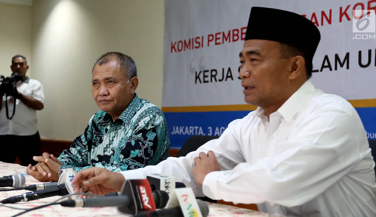 Mendikbud Muhadjir Effendy dan Ketua KPK Agus Rahardjo memberi keterangan seusai penandatanganan Nota Kesepahaman (MoU) di Jakarta, Kamis (3/8). Nota kesepahaman ini merupakan bentuk dukungan terhadap upaya pencegahan korupsi. (Liputan6.com/Johan Tallo)