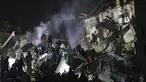 Pekerja darurat dan penduduk setempat membersihkan puing-puing setelah roket Rusia menghantam sebuah gedung apartemen di Kramatorsk, Ukraina, pada Kamis, 2 Februari 2023. Sedikitnya dua orang tewas akibat serangan roket tersebut. (AP Photo/Yevgen Honcharenko)