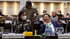 Menteri Keuangan Sri Mulyani (kiri) bersama Menteri PPN/Kepala Bappenas Suharso Monoarfa (kanan) saat rapat kerja dengan Komisi XI DPR di Jakarta, Rabu (8/6/2022). Rapat tersebut terkait pengambilan keputusan mengenai asumsi dasar dalam pembicaraan pendahuluan RAPBN Tahun Anggaran 2023. (Liputan6.com/Angga Yuniar)