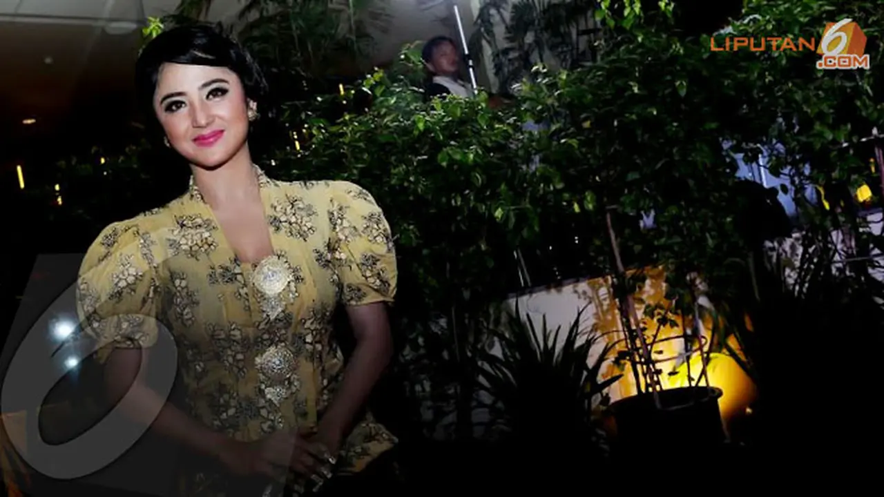 dewi-perssik-131227b.jpg