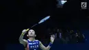 Tunggal putra China Taipei, Tai Tzu Ying mengembalikan kok ke arah pebulu tangkis China, He Bingjiao pada semifinal Indonesia Open 2018 di Istora GBK, Jakarta, Sabtu (7/7). Tai Tzu Ying menang 21-13, 21-8. (Liputan6.com/Helmi Fithriansyah)
