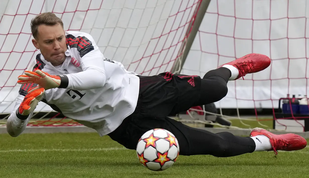 Penjaga gawang Bayern Munchen Manuel Neuer melompat untuk menangkap bola saat sesi latihan di Munchen, Jerman, Selasa (19/10/2021). Bayern Munchen akan menghadapi Benfica pada pertandingan Grup E Liga Champions pada 20 Oktober 2021 waktu setempat. (AP Photo/Matthias Schrader)