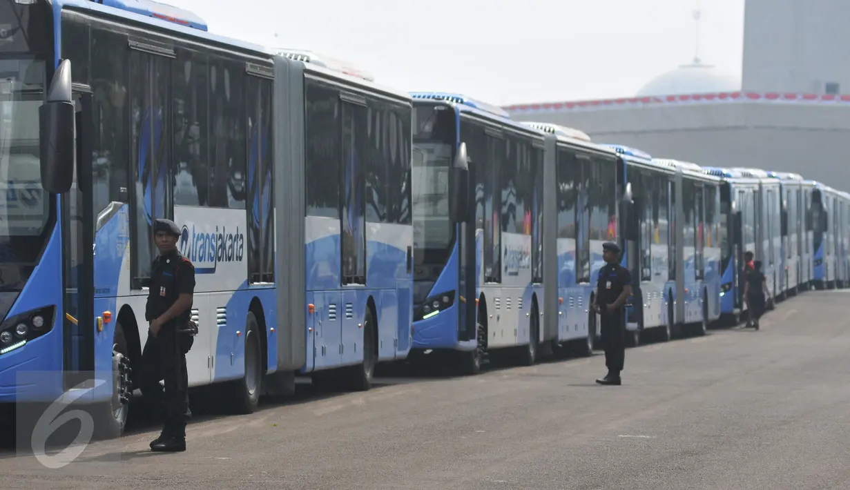 Bus transjakarta bermerek Scania diluncurkan tepat di HUT ke-488 DKI Jakarta, di Silang Monas, Jakarta, Senin (22/6/2015). Ada sebanyak 20 unit bus transjakarta bermerek Scania yang diluncurkan pertengahan Juni ini. (Liputan6.com/Herman Zakharia)