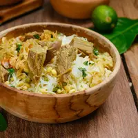 Soto daging menjadi pilihan enak dengan kuah kaldu kuning yang disukai siapa saja. (Rembolle/Shutterstock)
