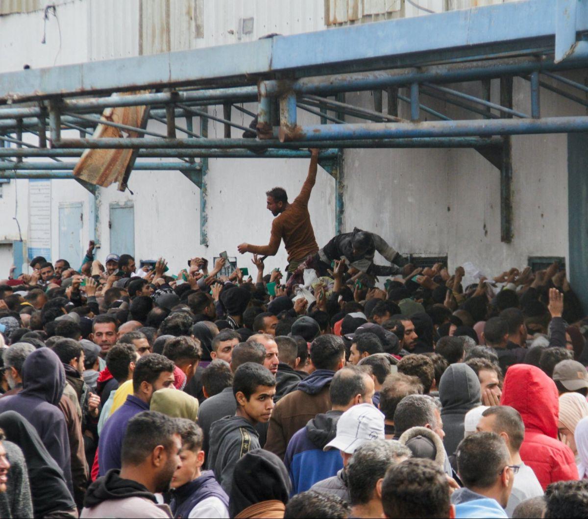 Warga Palestina yang kelaparan berbondong-bondong menuju gudang Badan Bantuan dan Pekerjaan PBB untuk Pengungsi Palestina (UNRWA) di Kota Gaza, Jalur Gaza, Palestina, pada 18 Maret 2024. Mereka berdesak-desakan saat berebut untuk mendapatkan bantuan.&nbsp