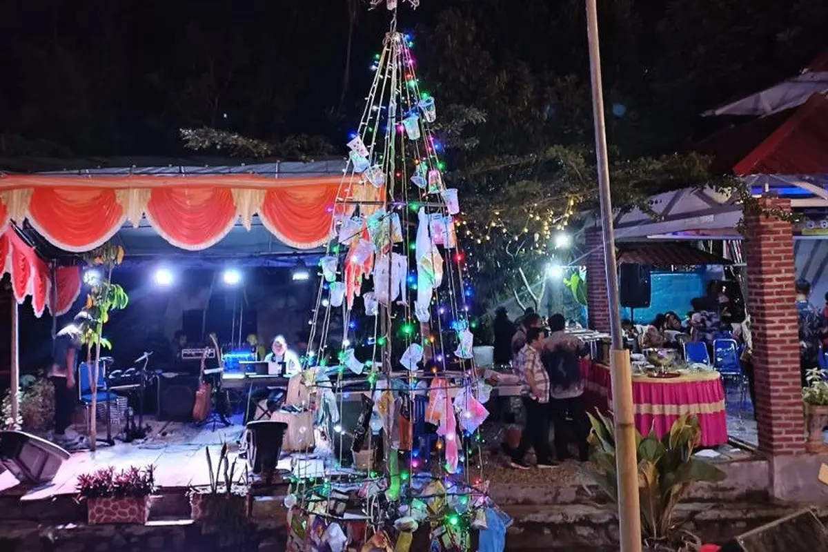 Pohon Natal dari Sampah