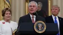 Rex Tillerson disaksikan Presiden Donald Trump dan istri Tillerson, Renda St. Clair, menyampaikan sambutan setelah dilantik sebagai Menteri Luar Negeri (Menlu) AS di Gedung Putih, Washington, Rabu (1/2). (AP Photo/Carolyn Kaster)