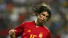 Bek Timnas Spanyol, Sergio Ramos saat bertanding melawan Uruguay pada pertandingan persahabatan di di stadion Molinon di Gijon, Spanyol utara, 17 Agustus 2005. Sergio Ramos telah memutuskan untuk mengakhiri karier internasionalnya dan pensiun dari tim nasional Spanyol lewat pengumuman di sosial medianya pada Kamis (23/2/2023). (AFP/Miguel Riopa)