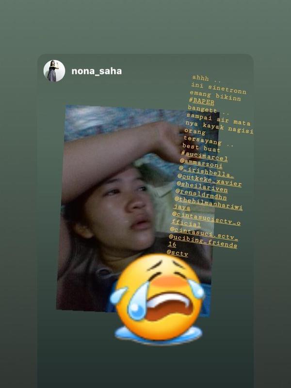 Seorang ibu-ibu menangis saat menonton sinetron Cinta Suci. (Instagram - @nana_saha)