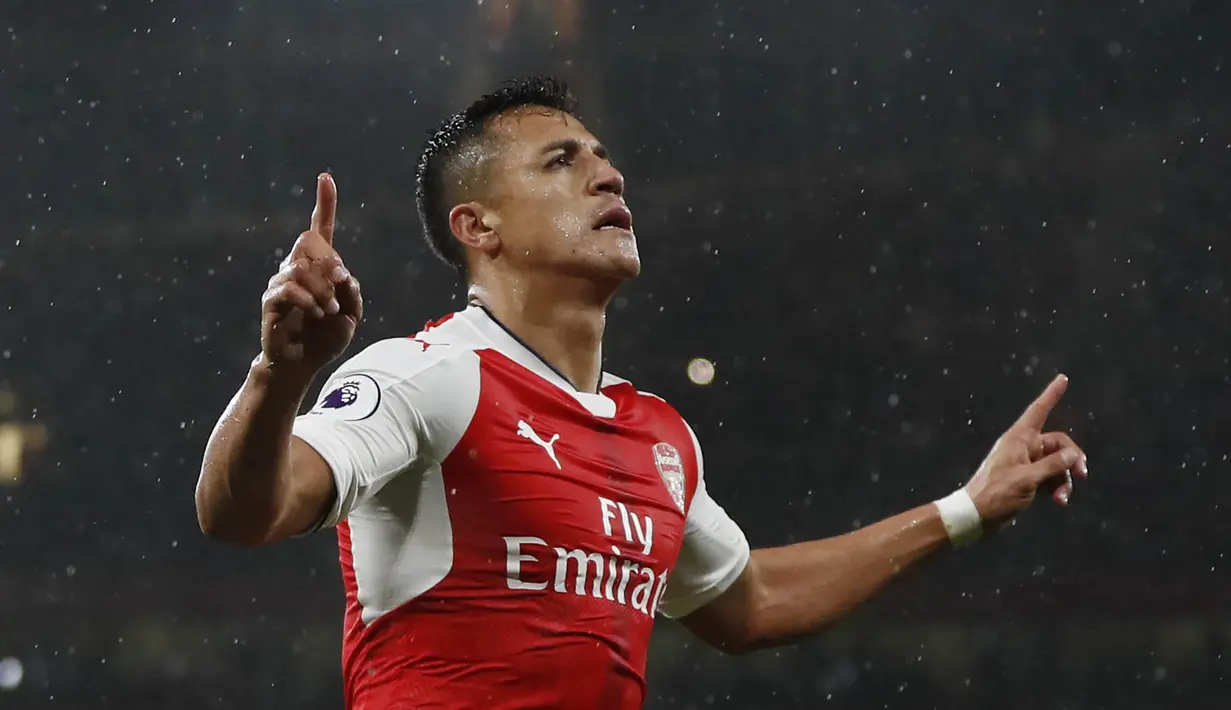 Alexis Sanchez - Alexis Sanchez merupakan salah satu bomber ganas Arsenal setelah era Thierry Henry. Mantan pemain Barcelona  itu tampil menggila. Hanya dalam tiga musim, Alexis sudah cetak 72 gol dalam 144 laga. (AFP/Adrian Dennis)