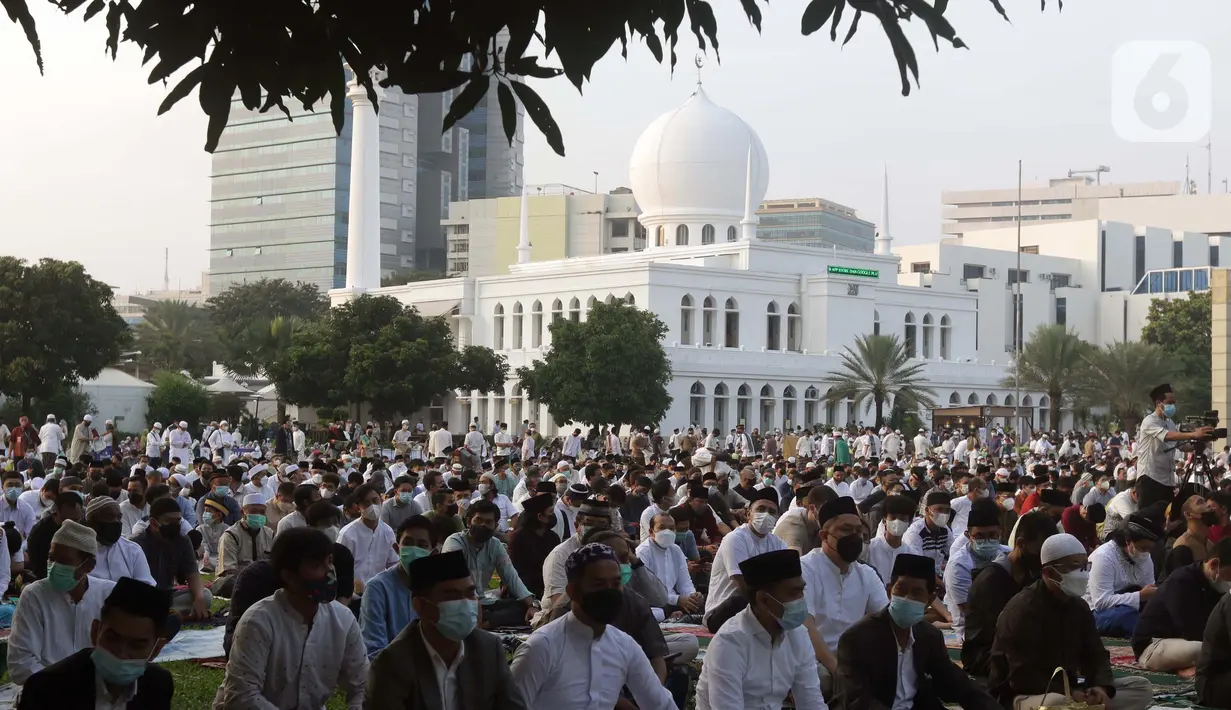 Umat muslim bersiap melaksanakan shalat Idul Fitri 1442 H di Lapangan Masjid Agung Al Azhar, Jakarta, Kamis (13/5/2021). Ribuan umat muslim melaksanakan shalat Idul Fitri 1442 H di Lapangan Masjid Agung Al Azhar dengan menerapkan protokol kesehatan ketat. (Liputan6..com/Helmi Fithriansyah)