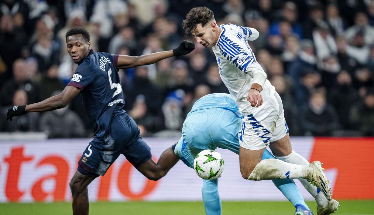 Pemain FC Copenhagen, Amin Chiakha (kanan) dilanggar kiper Heart of Midlothian, Craig Gordon di dalam kotak penalti pada laga lanjutan UEFA Conference League 2024/2025 di Parken Stadium, Copenhagen, Denmark, Jumat (13/12/2024). (AP Photo/Ritzau Scanpix/Mads Clauss Rasmussen)