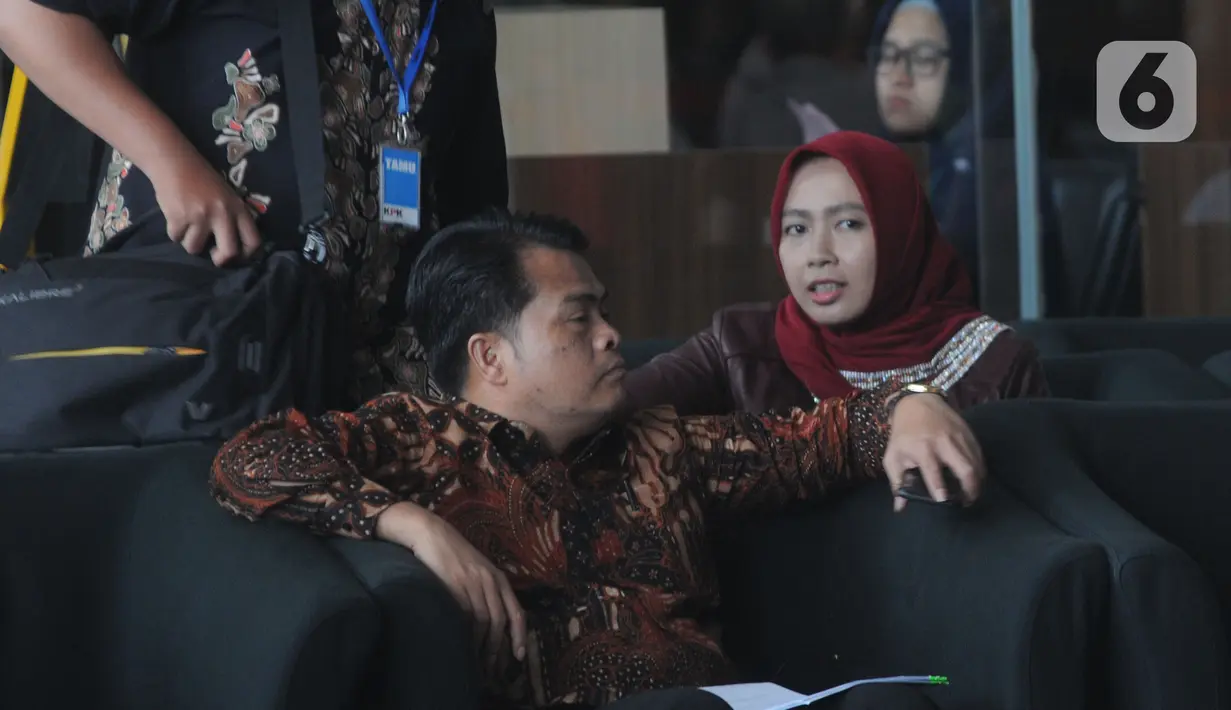 Istri mantan Menpora Imam Nahrawi, Shobibah Rohmah menunggu akan menjalani pemeriksaan di Gedung KPK, Jakarta, Kamis (19/12/2019). Shobibah Rohmah diperiksa sebagai saksi untuk tersangka Miftahul Ulum. (merdeka.com/Dwi Narwoko)