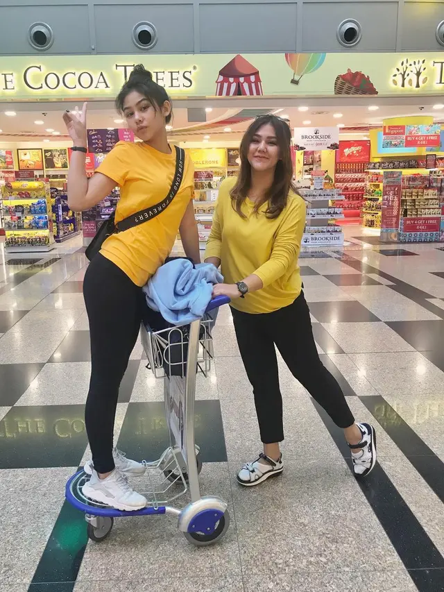 [Bintang] Kompak Gemesin, Begini Gaya OOTD Keren Sissy Priscillia dan Vanesha Prescilla