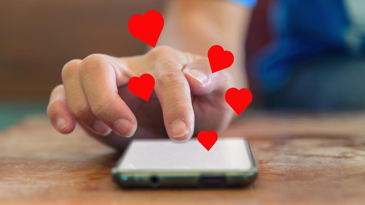 Psikologi di Balik Emotional Affair saat Chat Lebih Berarti daripada Sentuhan