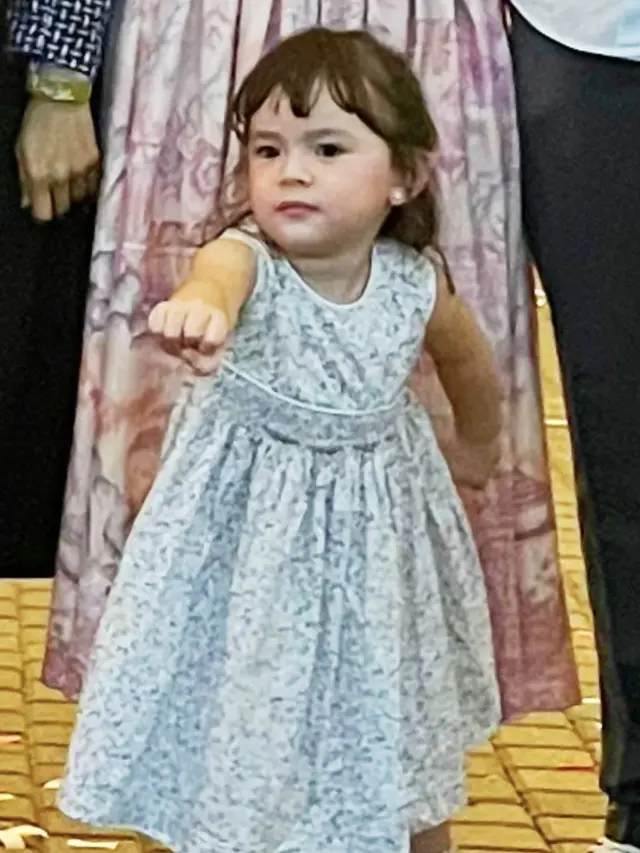 Potret kelucuan Chloe pose Superman, sumber Instagram: @asmirandah89