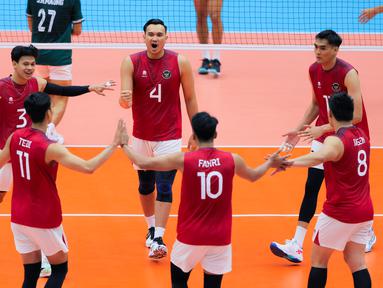Para pemain Timnas voli putra Indonesia meryakan kemenangan atas Myanmar pada laga perdana SEA Games 2025 di Indoor Stadium Huamark, Bangkok, Senin (15/12/2025). (Bola.com/Bagaskara Lazuardi)