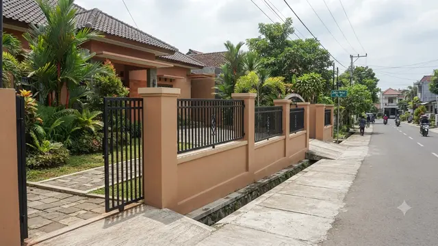 Inspirasi Pagar Berundak untuk Rumah di Lahan Miring Model Kombinasi Tembok dan Besi