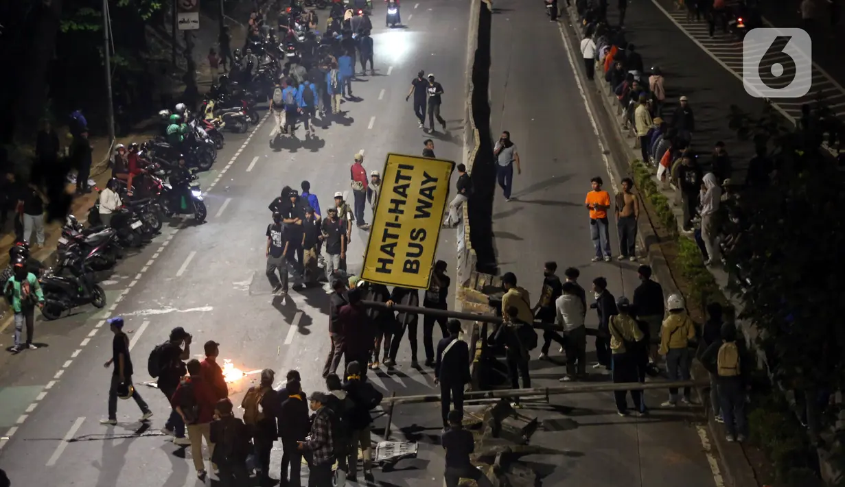 Berbagai elemen dari berbagai organisasi mahasiswa dan masyarakat berunjuk rasa di depan gedung MPR, DPR, dan DPD RI, Jakarta. (Liputan6.com/Angga Yuniar)