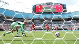 Pemain Benfica, Andreas Schjelderup mencetak gol ke gawang Bayern Munchen dalam laga lanjutan Grup C Piala Dunia Antarklub 2025 melawan Bayern Munchen di Bank of America Stadium, Charlotte, Amerika Serikat, Rabu (25/06/2025) WIB. (AFP/Kevin C. Cox)